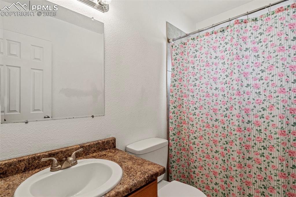 Image 16 of 24: Bathroom