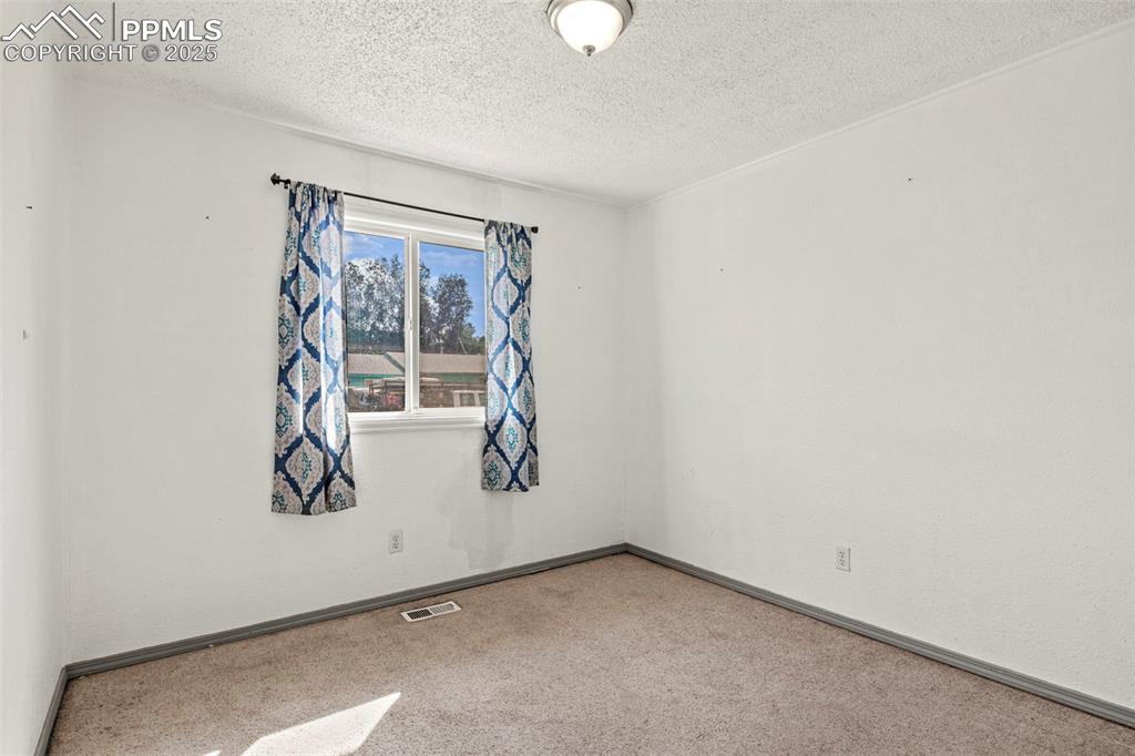 Image 17 of 24: Bedroom