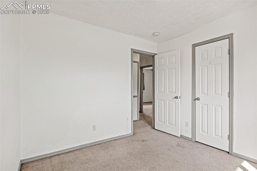 Image 18 of 24: Bedroom
