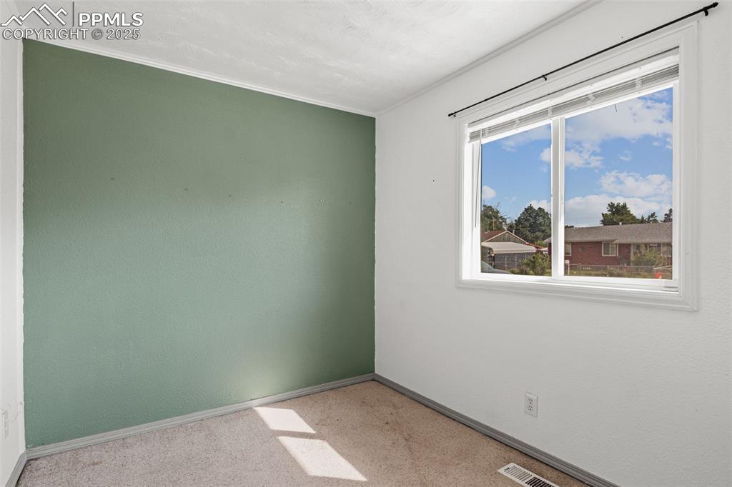 Image 19 of 24: Bedroom