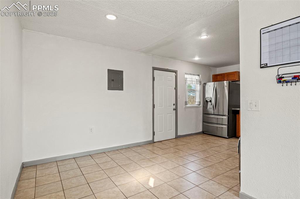 Image 7 of 24: Dining Area