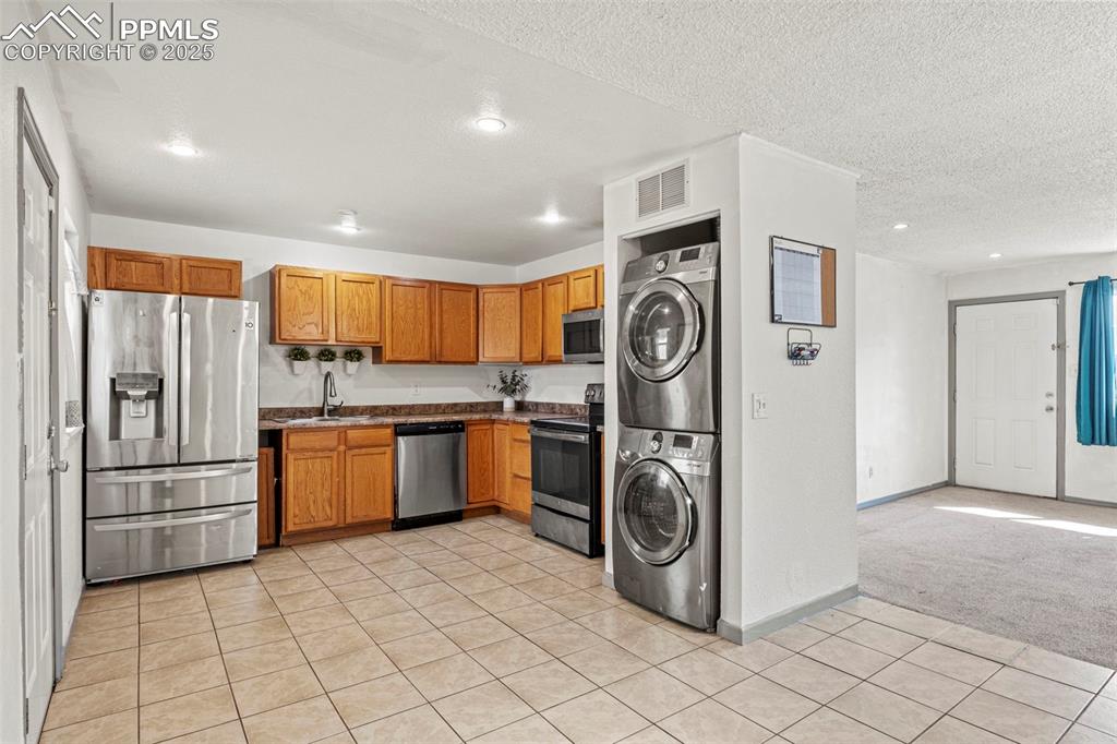 Image 9 of 24: Kitchen