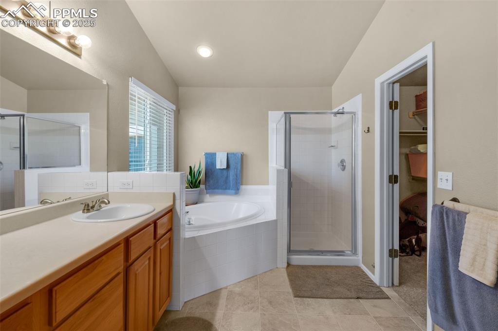Image 13 of 38: Bathroom