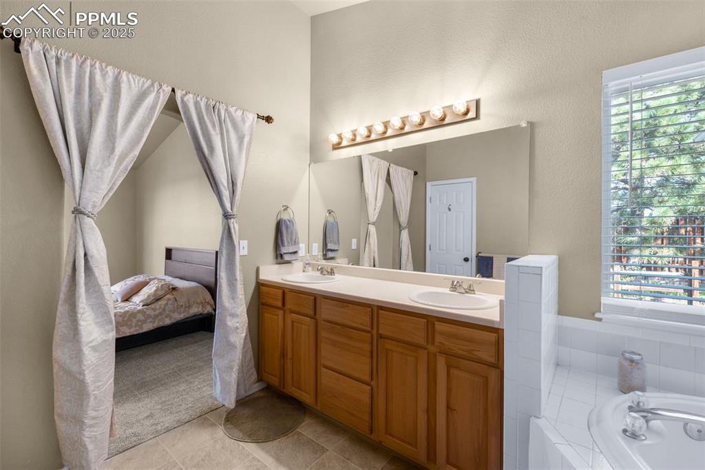Image 14 of 38: Bathroom