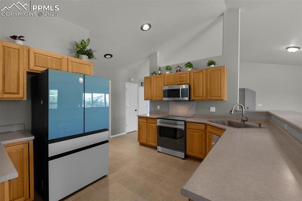Image 7 of 38: Kitchen