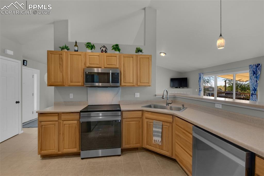 Image 8 of 38: Kitchen