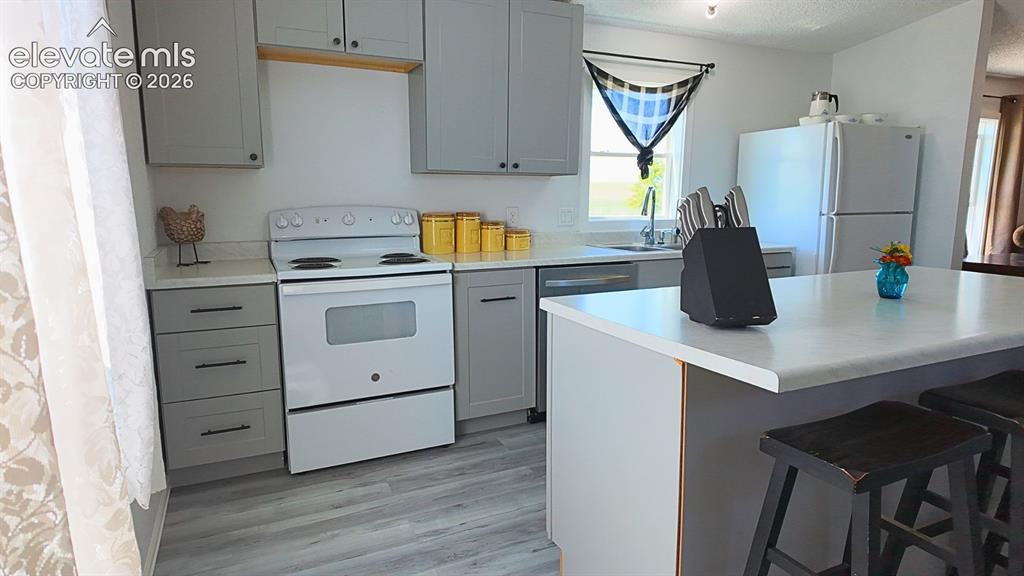 Image 5 of 37: Kitchen