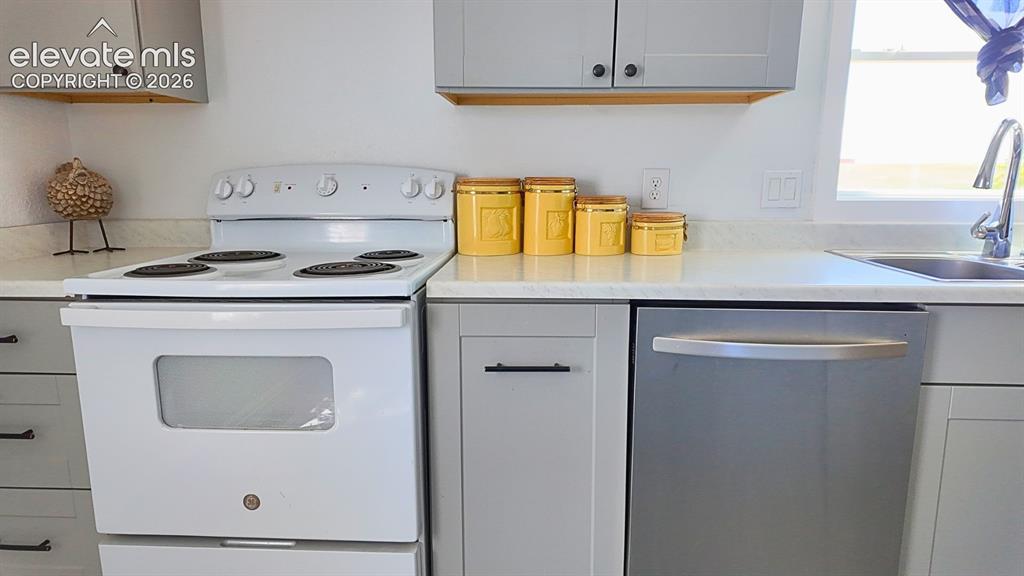 Image 6 of 37: Kitchen