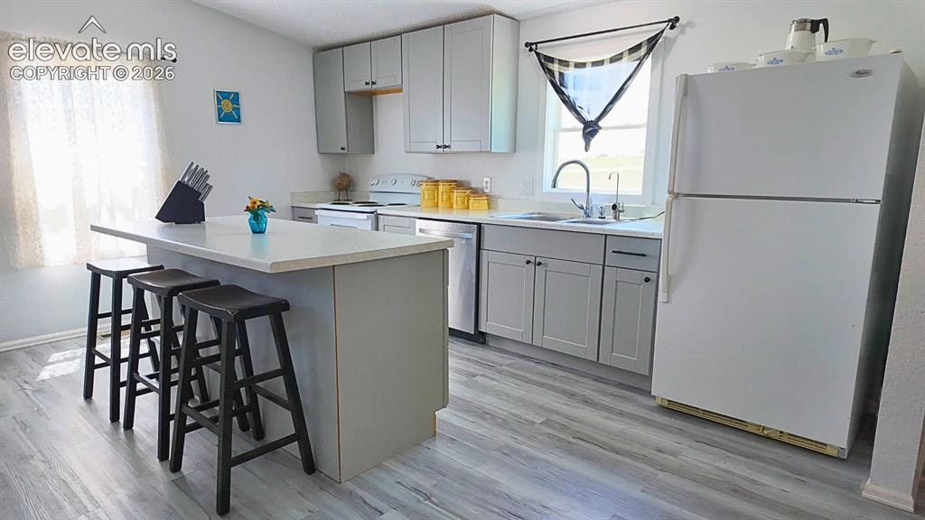 Image 7 of 37: Kitchen