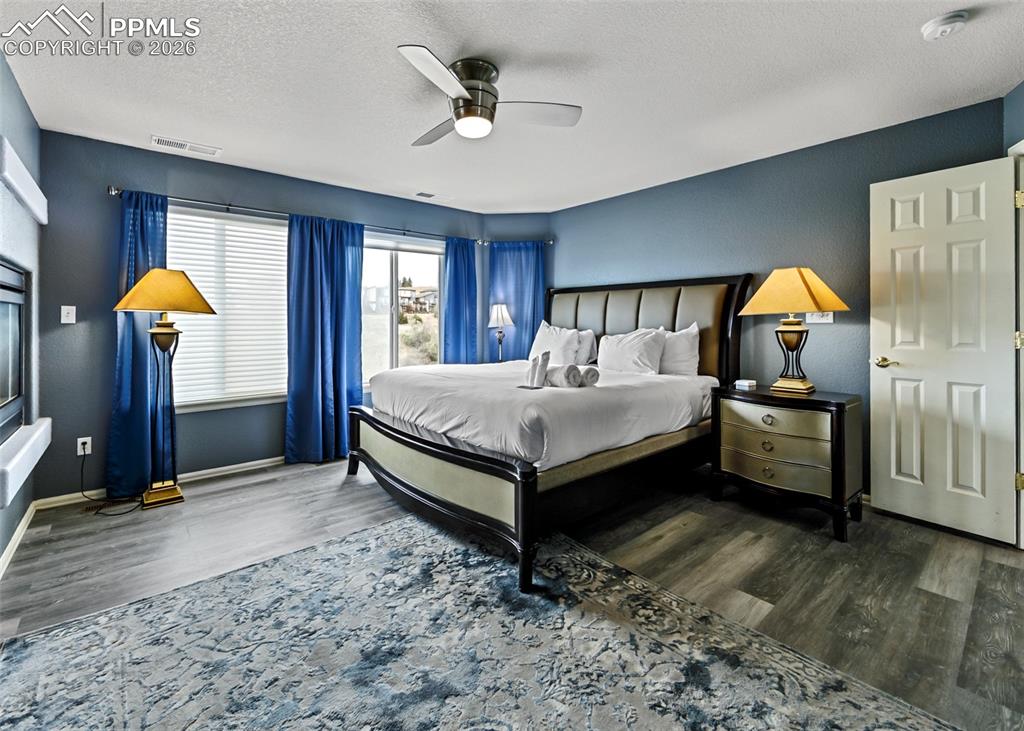 Image 19 of 50: Bedroom