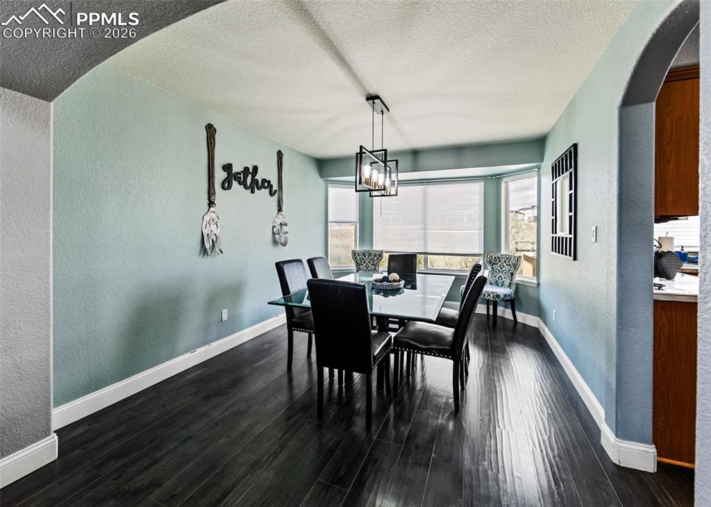 Image 6 of 50: Dining Area