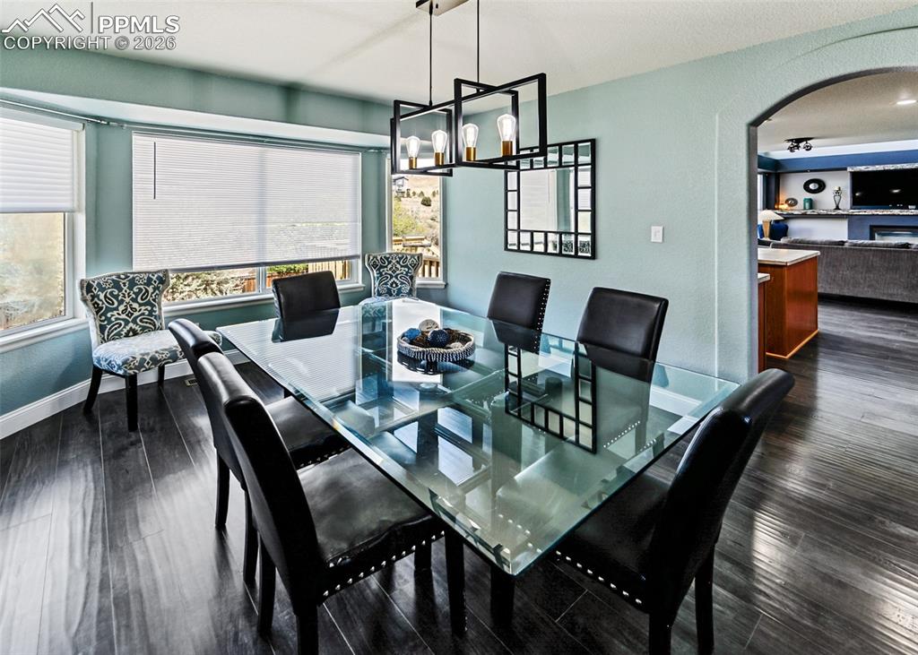 Image 7 of 50: Dining Area