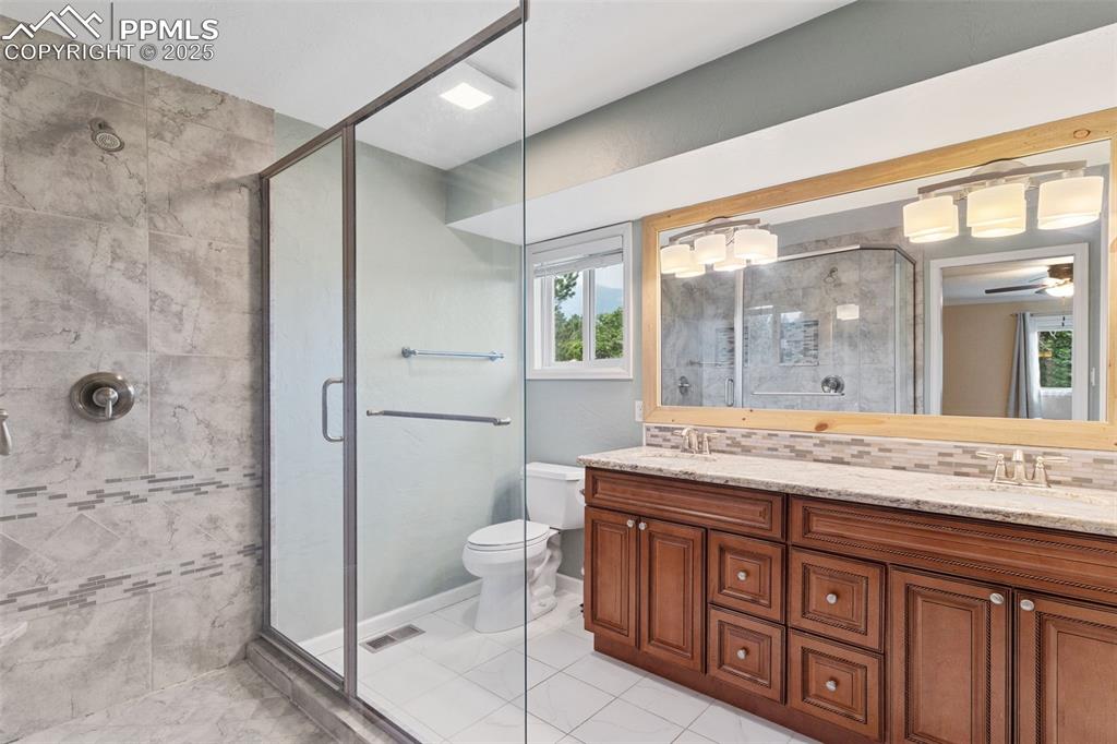 Image 24 of 45: Custom master bath with gorgeous granite counter, double vanities, double s