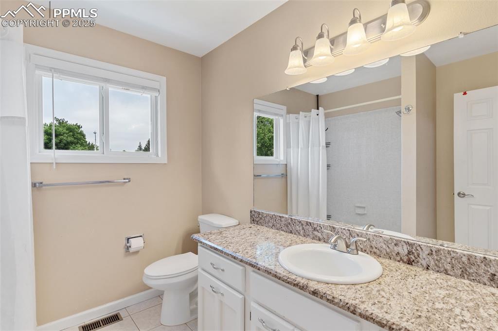 Image 32 of 45: Full bath in upstairs hallway.