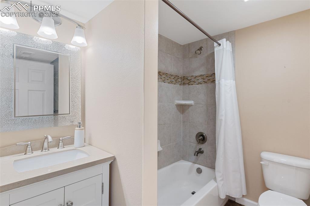 Image 33 of 45: Full bath in upstairs hallway.