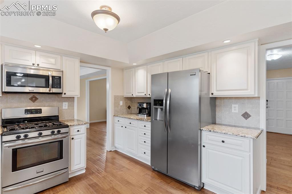 Image 8 of 45: Spacious and tastefully updated kitchen.