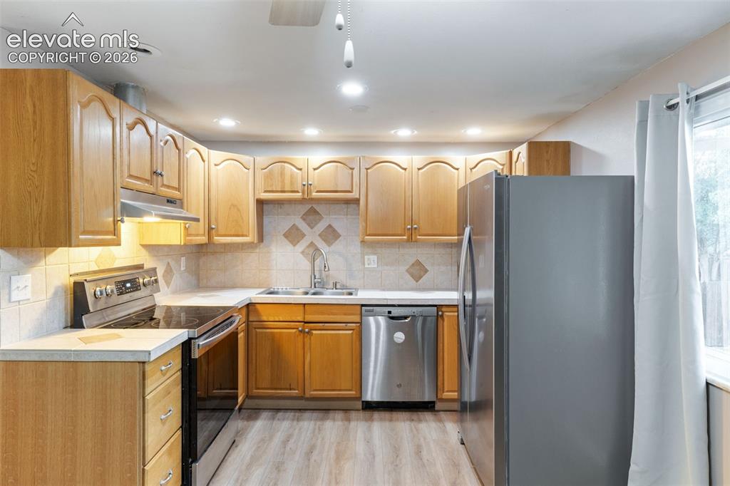 Image 14 of 37: Kitchen