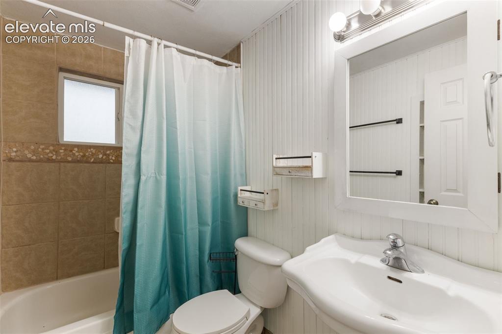 Image 19 of 37: Bathroom