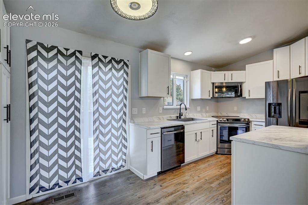 Image 12 of 45: Kitchen