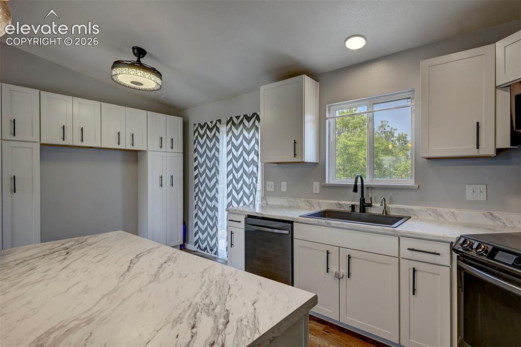 Image 14 of 45: Kitchen