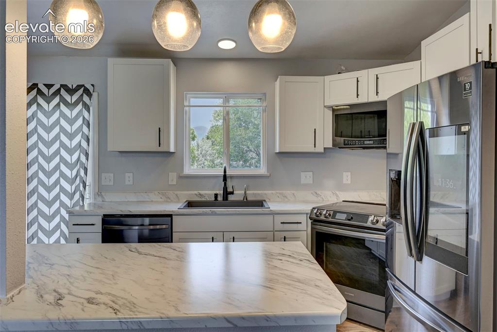 Image 17 of 45: Kitchen