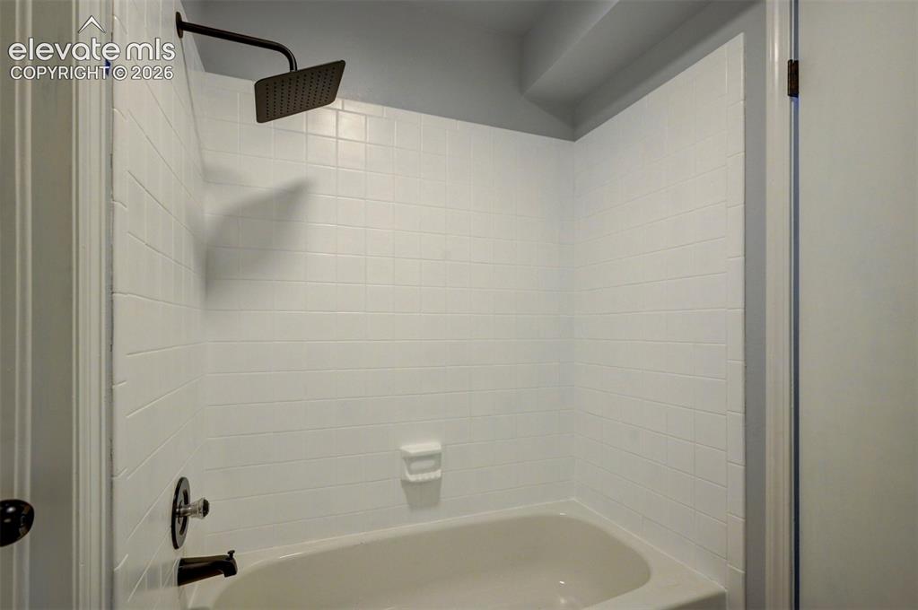 Image 33 of 45: Bathroom