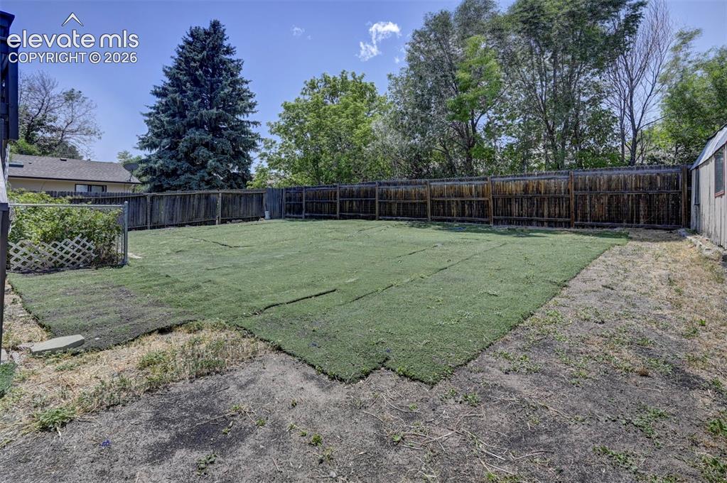 Image 40 of 45: Yard