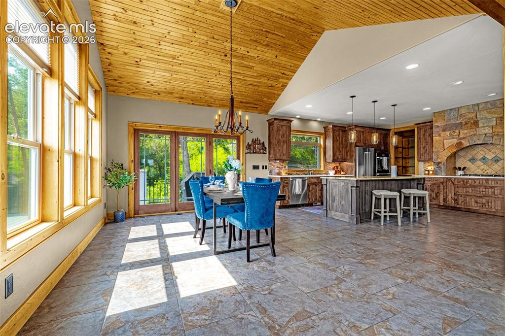 Image 17 of 49: Dining Area
