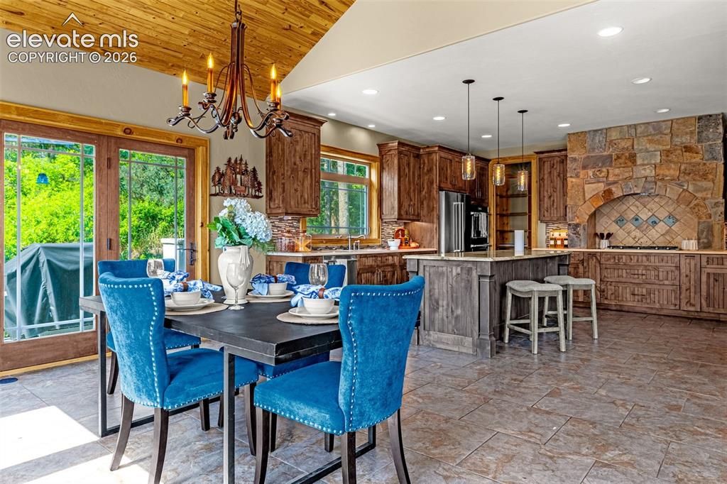 Image 18 of 49: Dining Area