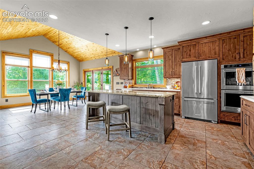 Image 22 of 49: Kitchen