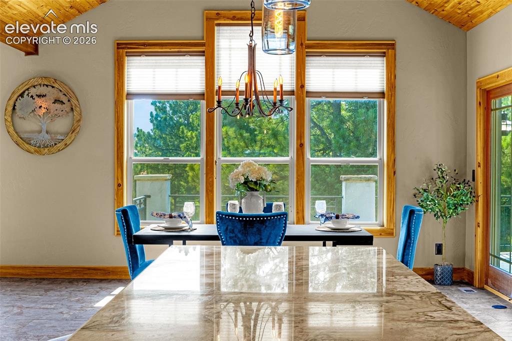 Image 23 of 49: Dining Area