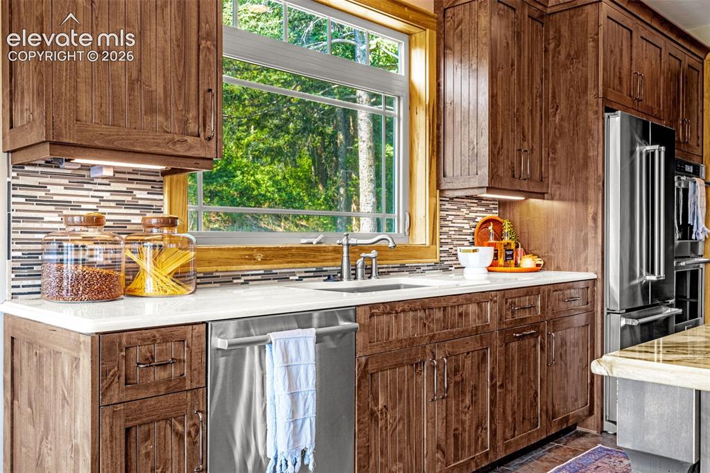 Image 25 of 49: Kitchen