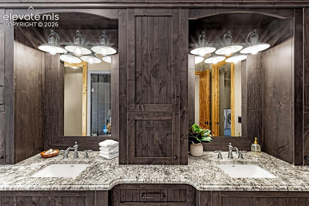 Image 34 of 49: Bathroom