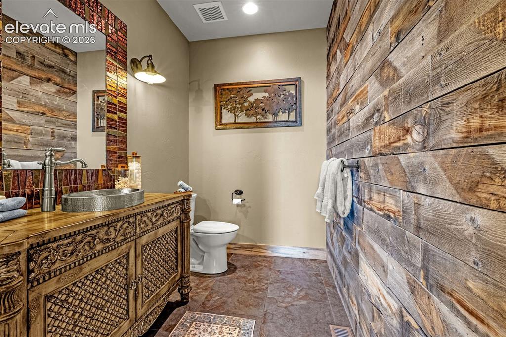 Image 36 of 49: Bathroom
