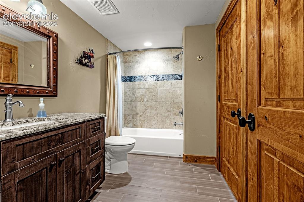 Image 40 of 49: Bathroom