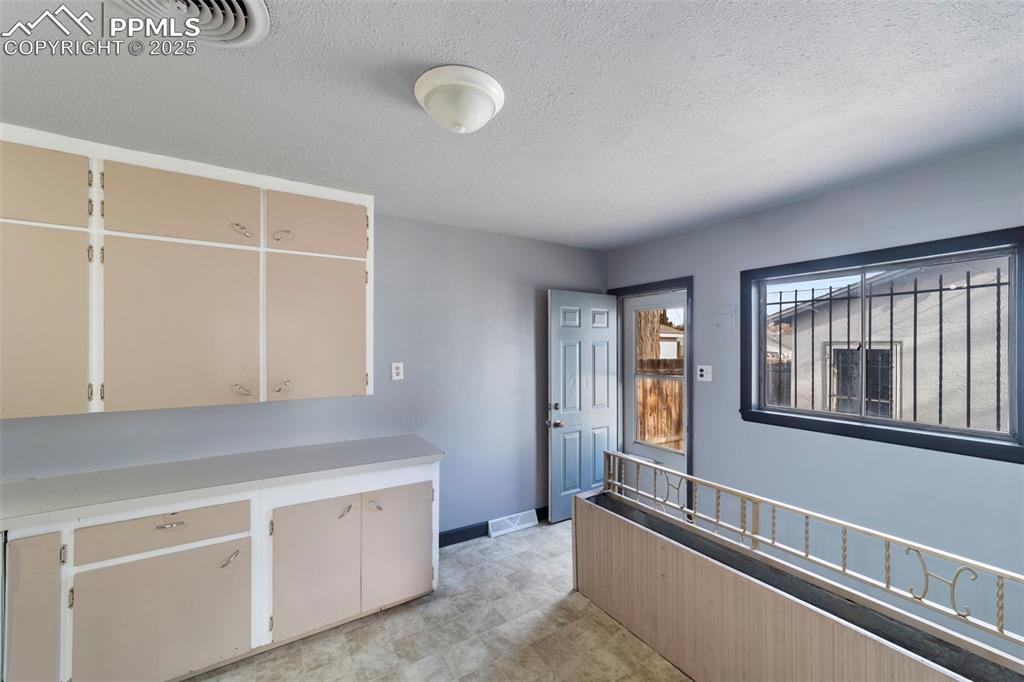 Image 13 of 41: Kitchen