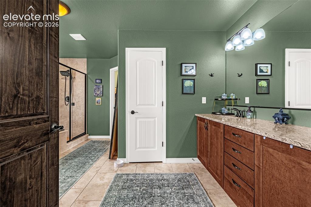 Image 20 of 48: Bathroom
