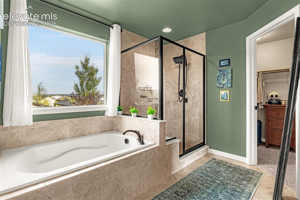 Image 21 of 48: Bathroom