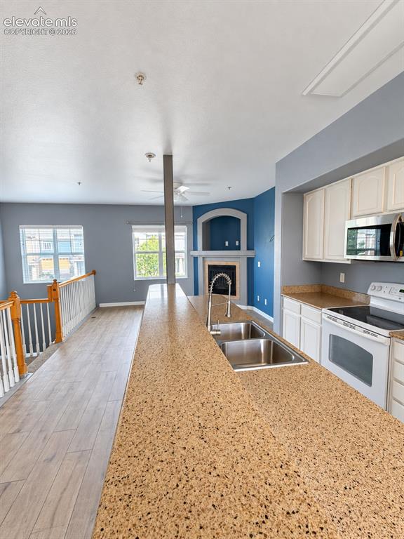 Image 11 of 32: Kitchen