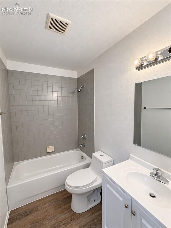 Image 26 of 32: Bathroom