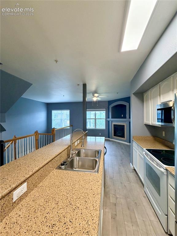 Image 7 of 32: Kitchen