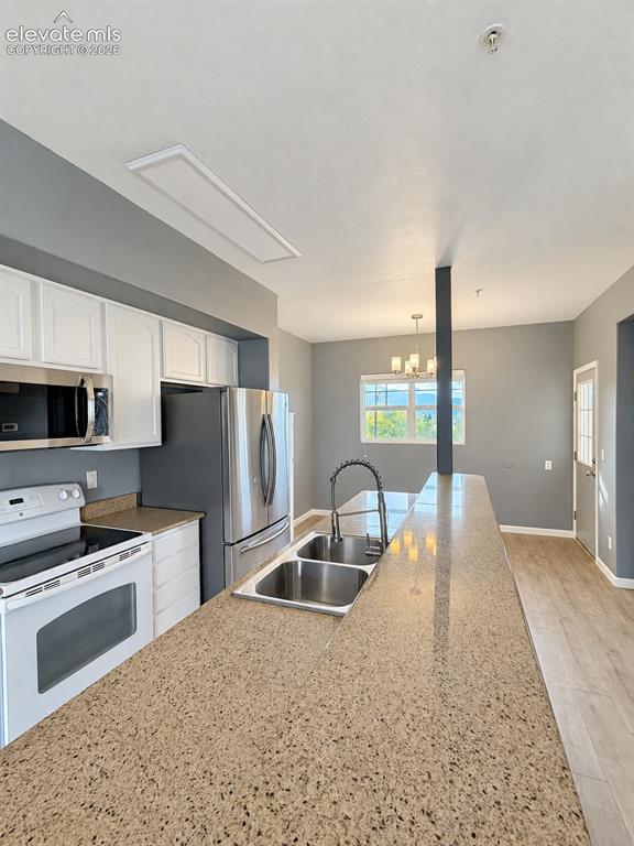 Image 8 of 32: Kitchen