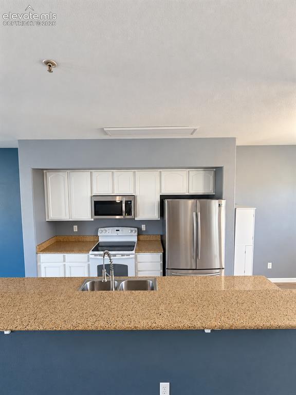 Image 9 of 32: Kitchen