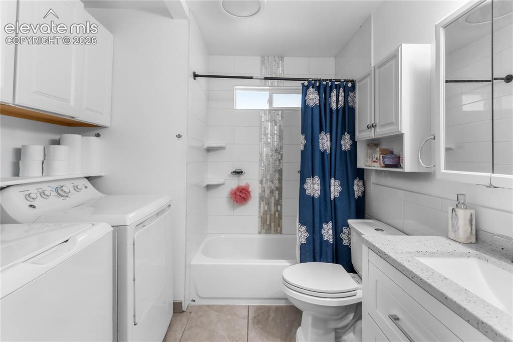 Image 14 of 21: Bathroom