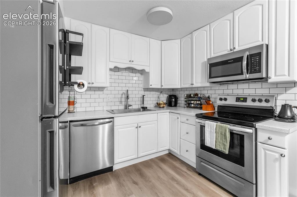 Image 4 of 21: Kitchen