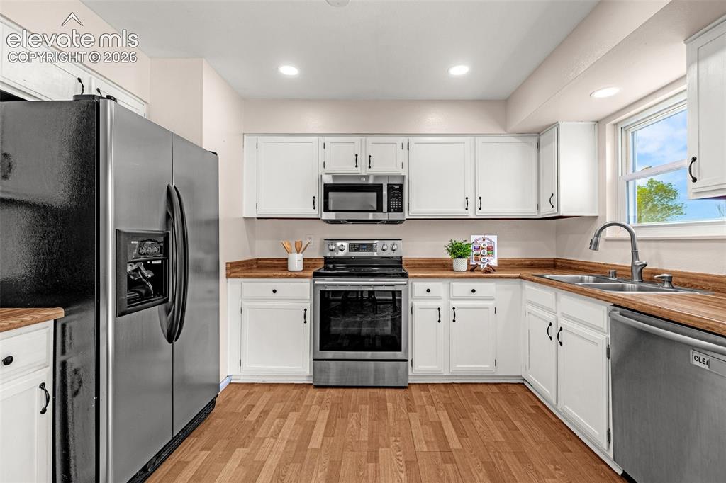 Image 10 of 31: Kitchen