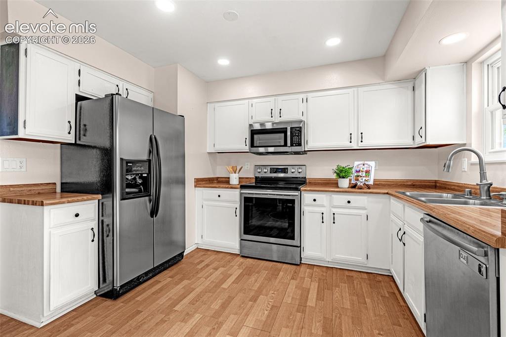 Image 11 of 31: Kitchen