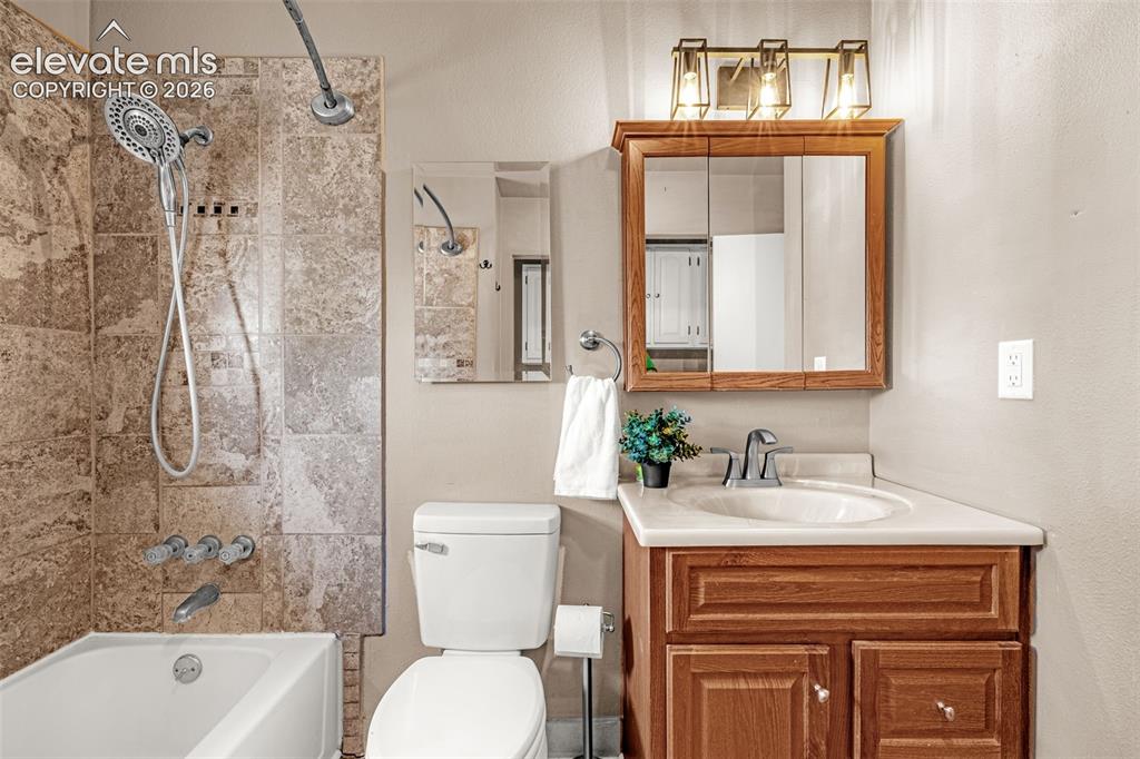 Image 17 of 31: Bathroom