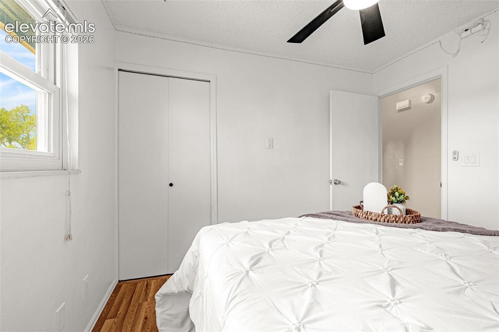 Image 19 of 31: Bedroom