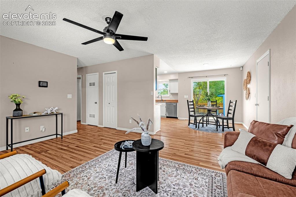 Image 6 of 31: Living Room
